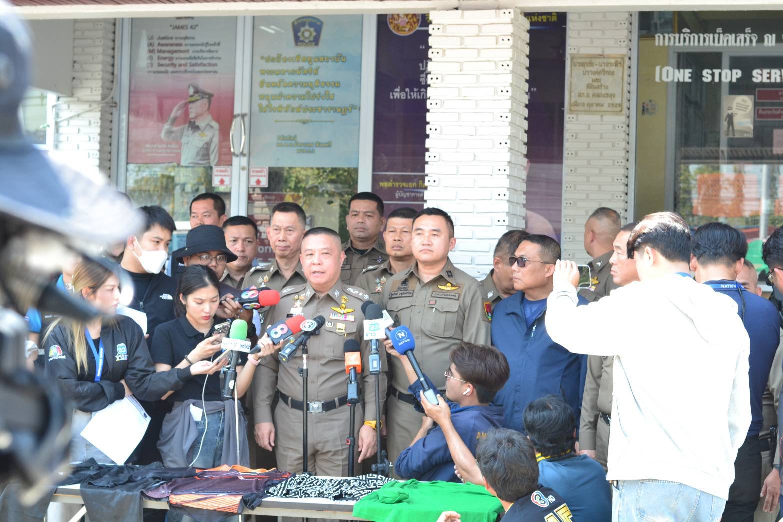 ร่วมแถลงข่าวการจับกุมผู้ต้องหาฆ่า 3 ศพ สภ.คลองขลุง ภ.จว.กำแพงเพชร