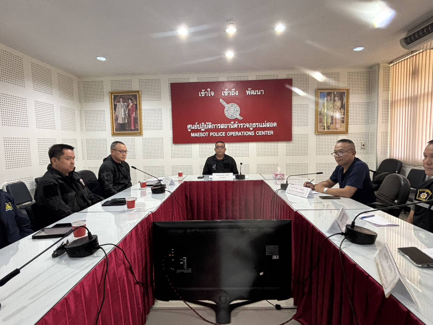 ประชุมติดตามความคืบหน้ากรณีคนร้ายชิงทรัพย์ร้านทองภายในห้างสรรพสินค้าโลตัสสาขาแม่สอด